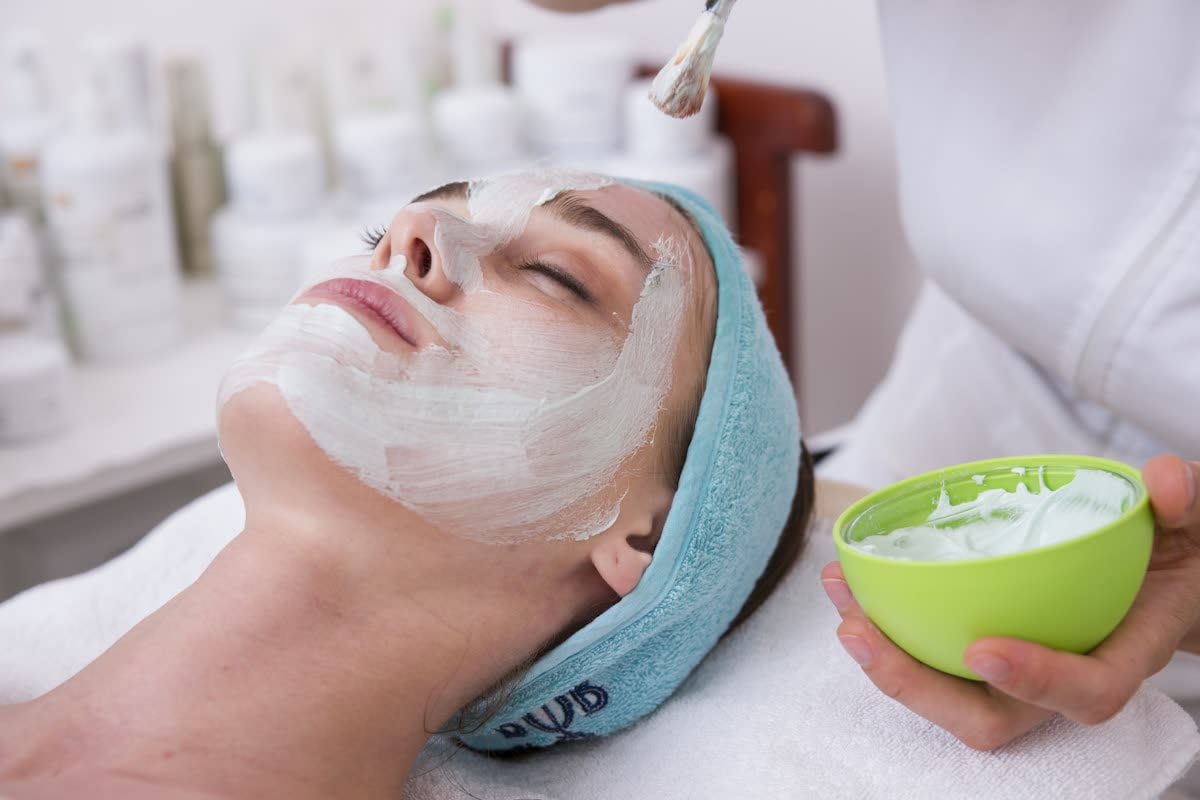 Salle de bain spa avec baignoire îlot et plante verte